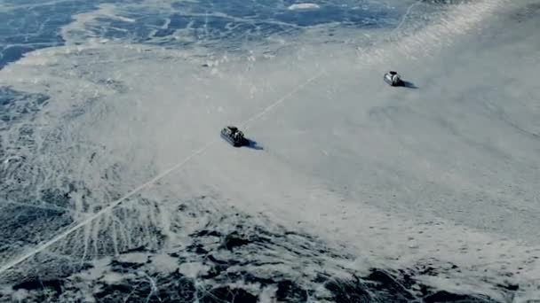 Científicos en un aerodeslizador exploran el paisaje del norte en aguas polares — Vídeos de Stock