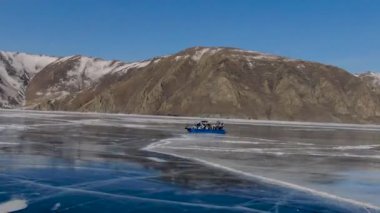 Rezervuar büyük buzlu sahne ile güçlü bir kar mobil bir gezi