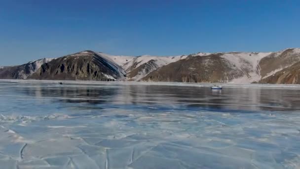 Поездка на мощном судне на воздушной подушке по Великому льду водохранилища — стоковое видео