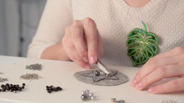 独特时尚产品的创造者是勤奋地收集珍珠之星 — 图库视频影像