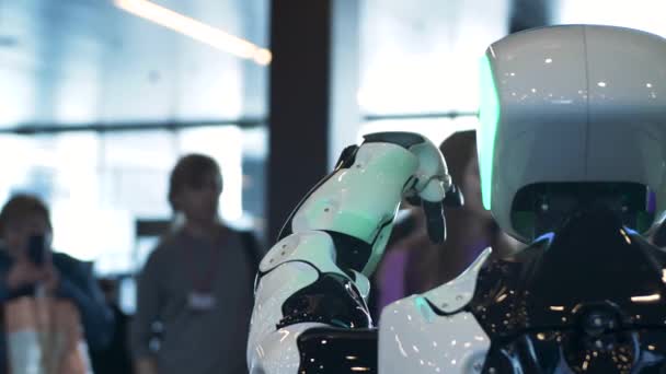 Prezentace robotický stroj a jeho síla před publikem lidí — Stock video