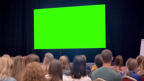 Moderne bioscoopruimte voor het bekijken van films met display of monitor op de achtergrond — Stockvideo