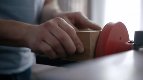 Industrious eigenaar handwerk in de woning garage Studio — Stockvideo