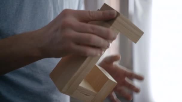 Производитель в мастерской работает с деревянной поверхностью — стоковое видео