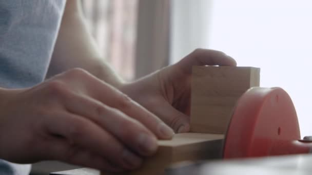 El hombre del fabricante en el taller opera con la superficie de madera — Vídeo de stock