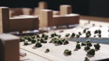 Ahşap nesnelerden minyatür detaylı planlama binaları
