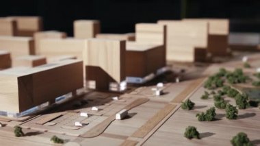 Ahşap nesnelerden minyatür detaylı planlama binaları