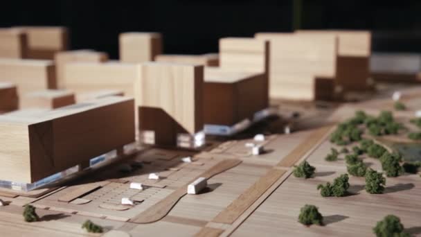 Miniatuur gedetailleerde planning gebouwen van houten objecten — Stockvideo