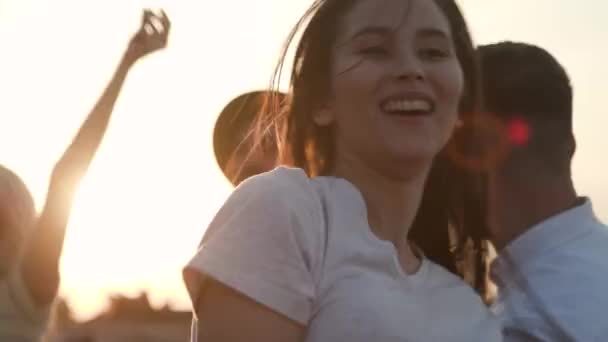 Funny Multiracial 30s Chica y hombres celebran al aire libre escuchar música y danza 4k — Vídeo de stock