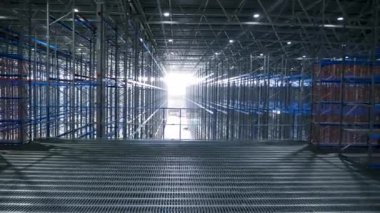 Kapalı alanda, modern endüstriyel yapılar. Metal raflarla inşa edilmiş bir depo.