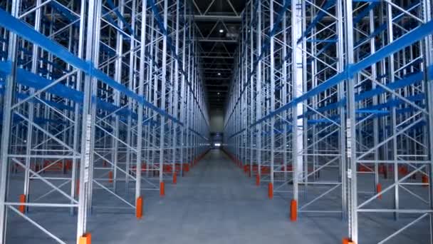 Edificio industrial moderno grande interior del almacén de las estructuras con los estantes del metal — Vídeo de stock