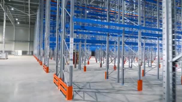Bangunan Gudang Struktur Industri Modern Besar Dalam Ruangan Dengan Rak Logam — Stok Video