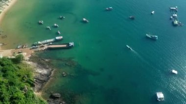 Açık denizde hareket eden deniz araçlarıyla tropik kıyı şeridi