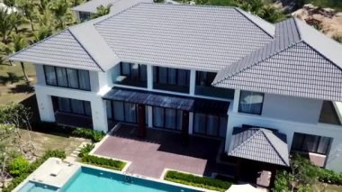 Yeşil ekoloji seyahatinde bronzlaşmak için şezlonglu tropik villa.