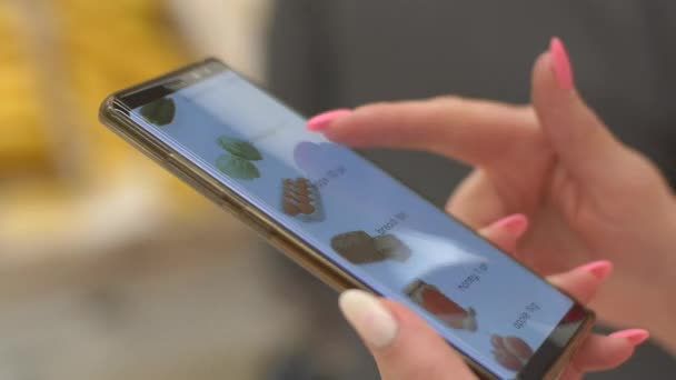 Detailní záběr Žena Nákupní seznam v Smart Phone uvnitř obchodu s potravinami — Stock video