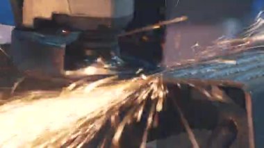 Daire Testere 'de çalışıyor. Sıcak metalden kıvılcımlar uçuşuyor. Çelik Yakın Çekim Üzerinde Sıkı Çalışıldı