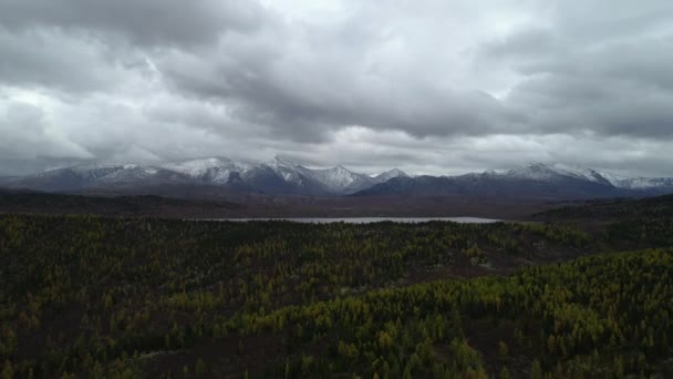 Высокоскоростной беспилотный летательный аппарат "Снежная гора" (Snow Mountains Peaks) — стоковое видео