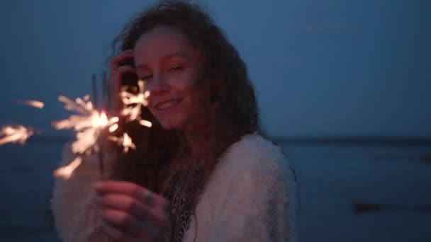 Casual gelukkig blank vrouw zorgeloos glimlachen vieren buiten close-up 4k — Stockvideo