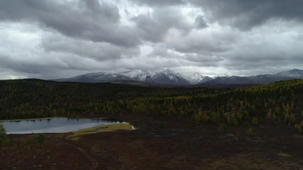 High Panoramic Fly Drone Beautiful Snowy Mountains Peaks e Lake Wide Shot 4k — Vídeo de Stock