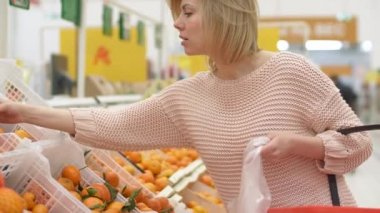 Portakal Meyvesi Seçeneği Seç Çekici Sıradan Kadın Süpermarket