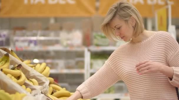 매력적 인 고객 30 대 여성 과일 야채 슈퍼마켓을 선택하는 모습 — 비디오