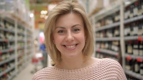 Ett porträtt av den kaukasiska attraktiva 30-talskvinnan Köpare på Store Leende Närbild — Stockvideo