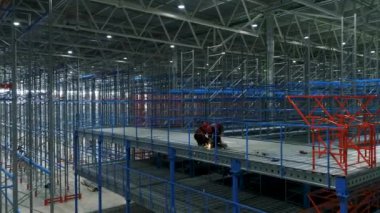 Profesyonel Ağır Sanayi Mühendisleri Büyük Endüstri Fabrikası 'nda Aletler Kullanıyor