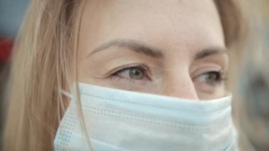 Koruyucu Tıbbi Yüz Maskesi Giyen ve Bakan Genç Kadın