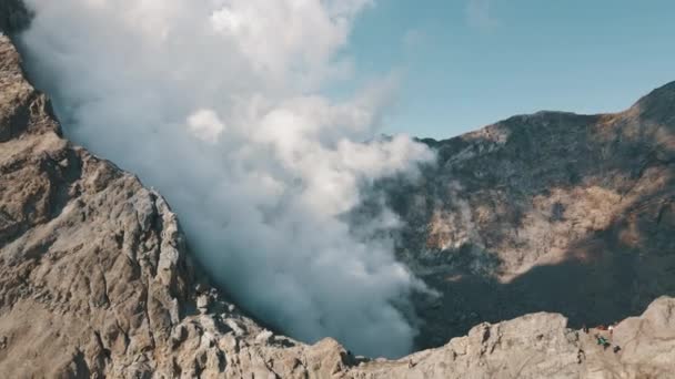 Aerial View Smoking Active Crater of Volcano Epic Panorama Landschap Terrein 4k — Stockvideo