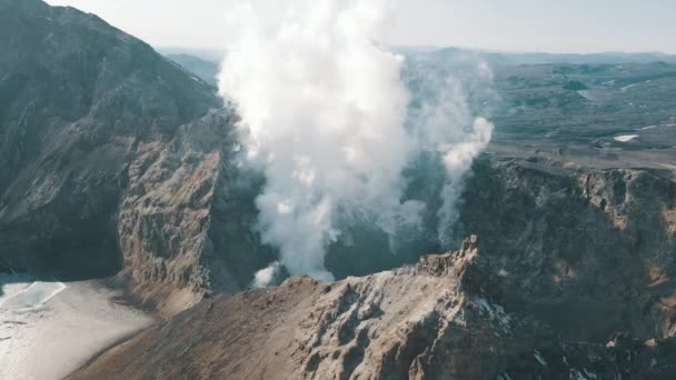 Drone View Κάπνισμα Ενεργός Κρατήρας Ηφαίστειο Επικό Πανόραμα Τοπίο Έδαφος 4k — Αρχείο Βίντεο