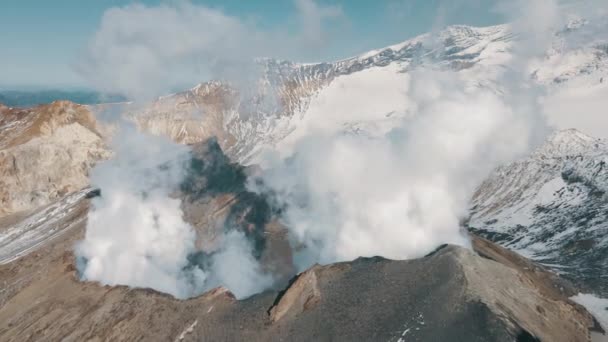 Ptaki Zobacz Palenie Aktywny krater wulkanu Epicka Panorama Krajobraz Teren 4k — Wideo stockowe
