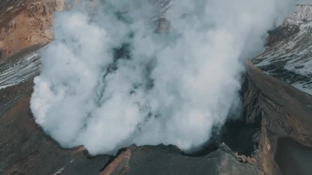Vista aérea fumar cráter activo del volcán épica panorámica paisaje terreno 4k — Vídeo de stock