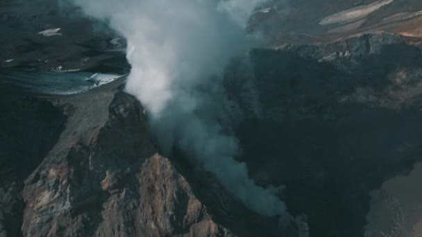 Vista aérea fumar cráter activo del volcán épica panorámica paisaje terreno 4k — Vídeos de Stock