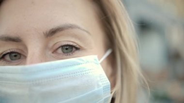 Koruyucu Tıbbi Yüz Maskesi Giyen ve Bakan Doktor Kadın