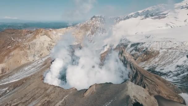 Drohnenblick Rauchen Aktiv Krater des Vulkans Episches Panorama Landschaft Terrain 4k — Stockvideo