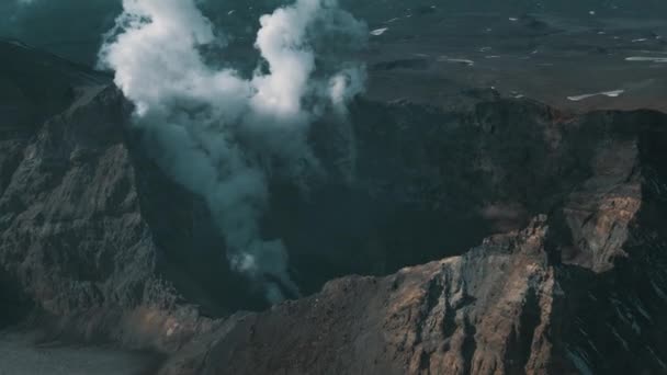 Vista aérea fumar cráter activo del volcán épica panorámica paisaje terreno 4k — Vídeos de Stock