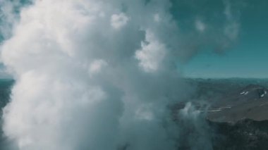 Kuşlar, Yanardağ Etkin Krateri 'ni Gördü Epic Panorama Arazisi 4k
