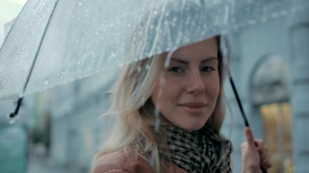 Foto Close-up Portrait One Woman under Umbrella at Falling Rain in City with Smile 4k — Stok Video