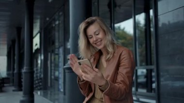 Mutlu Gülümseyen 30 'lu yıllar Akıllı Telefondan Konuşan Video Görüntülü Arama Uygulaması Açık Hava 4K