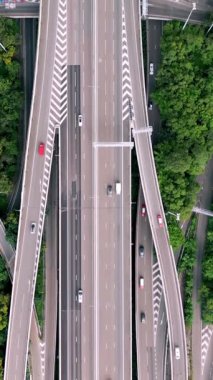 Summer City 'nin Otoyol Yolları ve Güzel Şehir' e Otomobil Yolu 'ndaki hava manzarası. 