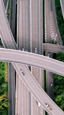 Summer City 'nin Otoyol Yolları ve Güzel Şehir' e Otomobil Yolu 'ndaki hava manzarası. 