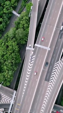 Summer City 'nin Otoyol Yolları ve Güzel Şehir' e Otomobil Yolu 'ndaki hava manzarası. 