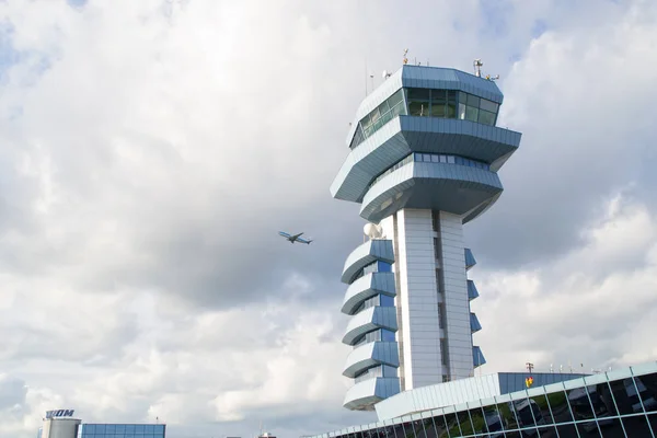 Torre de controle de tráfego aéreo no aeroporto internacional — Fotografia de Stock