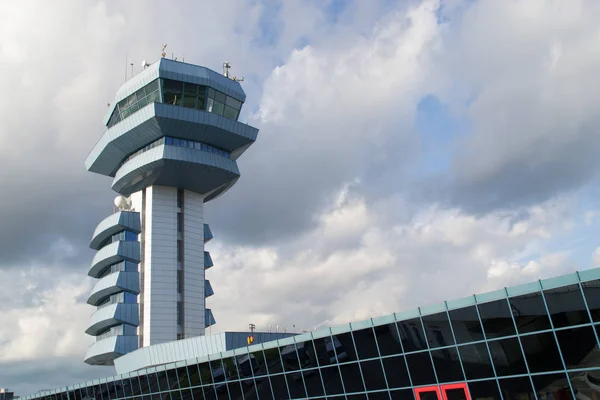 Tour de contrôle de la circulation aérienne dans l'aéroport international — Photo