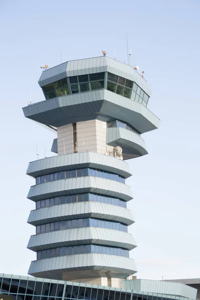 Torre de controle de tráfego aéreo no aeroporto internacional — Fotografia de Stock