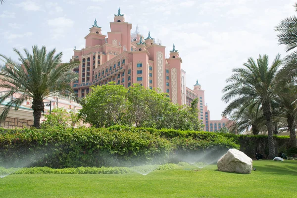 Das weltberühmte atlantis hotel auf der jumeirah palmeninsel in d — Stockfoto