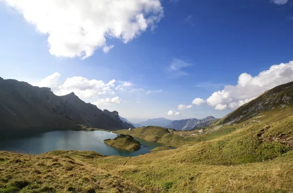 Bellissimo Lago Alpino Nella Giornata Sole — Foto Stock