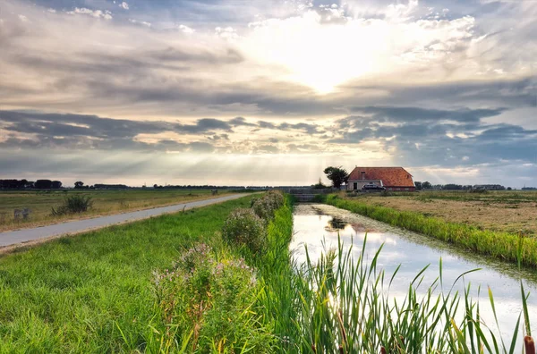 Dramatiska Solstrålar Över Bondgård Och Floden Sommar — Stockfoto