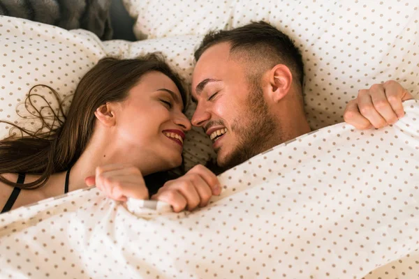 Genç Mutlu Çift Yatakta Birlikte Yatıyor — Stok fotoğraf