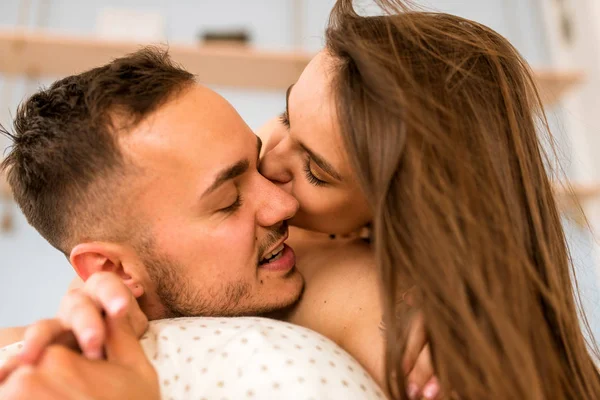 Una Pareja Muy Cariñosa Está Exuberando Cama Juntos Abrazan Sonríen —  Fotos de Stock